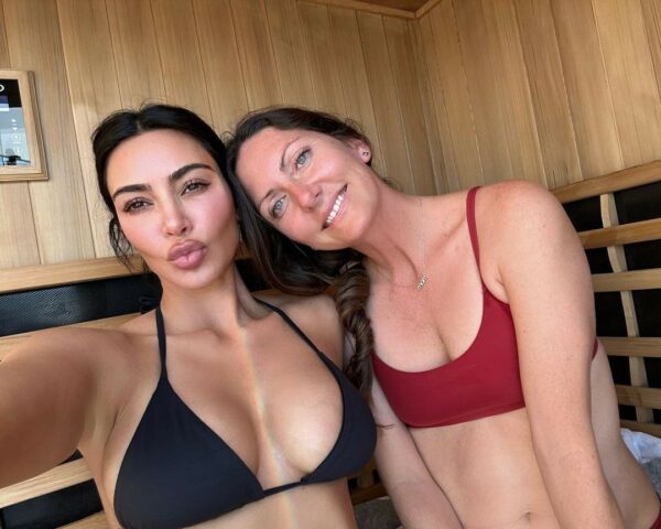 Kim Kardashian Hot In Sauna TheFappening.Pro 1 600x480 - Kim Kardashian Sexy In Sauna (2 Photos)