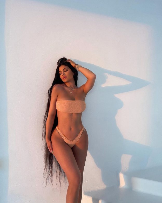 Kylie Jenners Extremely Wide Hips In A Peach Bikini TheFappening.Pro 2 624x780 - Kylie Jenner Hot In Bed (7 Photos)